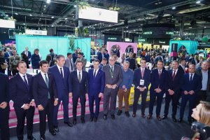 Juanma Moreno visitó el espacio de la provincia de Almería y saludó a alcaldes y al presidente de la Diputación.