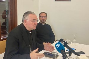 El obispo, Antonio Gómez Cantero, junto al vicario general en un momento del encuentro con la prensa.