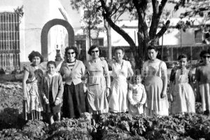 Rosa Jiménez, con gafas oscuras y chaqueta, dirigía a las muchachas que trabajaban en la fábrica del cortijo de Villa Encarna en Los Molinos.