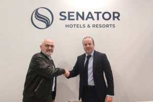 Daniel Rossell, vicepresidente & CEO del grupo hotelero, estrecha la mano a Silvio Lazo Coello