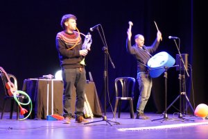 Los músicos interpretaron todo el concierto con instrumentos reciclados.