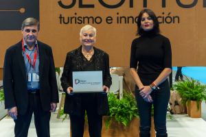La concejal de Alcaldía del Ayuntamiento de Níjar, María José Herrada, recoge el reconocimiento.