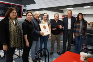 El alcalde Antonio Bonilla hace entrega del reconocimiento a los responsables del Bar Vicasol 1