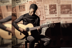 César Brown con su guitarra.