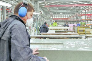 Trabajadores en una fábrica de mármol almeriense.