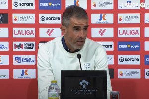 El entrenador en sala de prensa después de vivir el partido desde un palco cerrado.