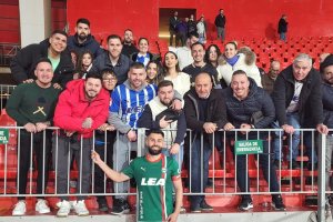 Rubén Duarte con sus familiares y amigos en la tribuna baja tras el encuentro.