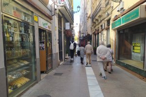 La calle de las Tiendas es la autovía del patinete, el paraíso de las infracciones.