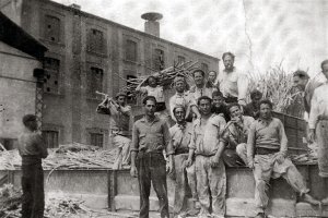 Trabajadores del ingenio de Montserrat en un momento de descanso.