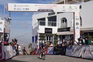 Olivia Baril (Movistar) gana la Women Cycling Pro Costa de Almería.