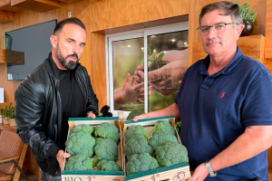 Francisco Jesús Montoya y Félix Garre sostienen unas cajas de Brócoli Bio.