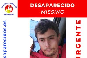 Cartel con la imagen de uno de los desaparecidos.