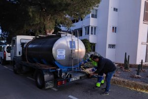 Camiones cuba con los que se ha abastecido a los vecinos