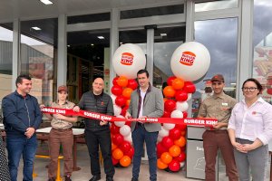 Imagen de la inauguración de la nueva hamburguesería.