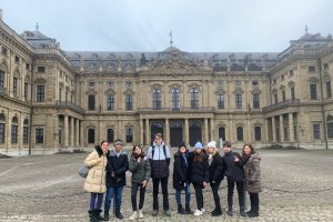 Profesoras y alumnos del IES Bahía en su visita al Residenz de Wurzburgo (Alemania).
