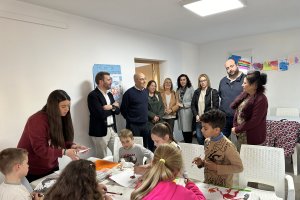 El delegado de Inclusión Social e Igualdad, Francisco González Bellido, ha visitado las ludotecas huercalenses.