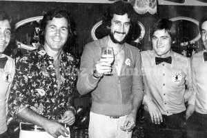 Profesionales de la discoteca Play Boy con el cantante Juan Pardo allá por los primeros años 70.