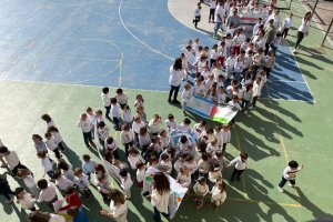 Alumnos del CEIP Virgilio Valdivia celebrando el Día de la Paz.