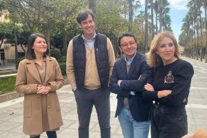 Parlamentarios andaluces por el PP atendiendo a los medios.