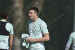 Abel Bretones (23 años), declinó la oferta del Almería para quedarse en el Real Oviedo y pelear el ascenso.