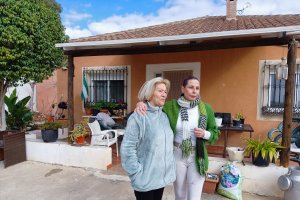 Loreto junto a su hija Mari Luz Manzano, en el exterior de la vivienda.
