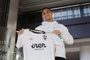 El brasileño llegó este mediodía para firmar por el club manchego.