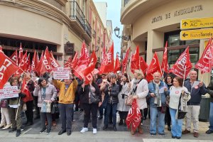 Protesta de UGT y CCOO frente a la Delegación de la Consejería de Inclusión Social.