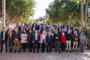 Cuca Gamarra, secretaria general del PP, reunió ayer con motivo de su visita a El Ejido a la plana mayor de los populares de la provincia.