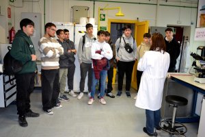 Un grupo de alumnos escuchan las explicaciones en el Laboratorio de Química.