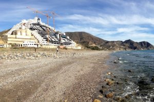 Imagen de la Playa del Algarrobico con el hotel de fondo.
