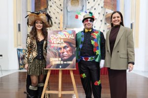 Los pregoneros del Carnaval veratense junto a la concejal de Festejos Antonia Marín.