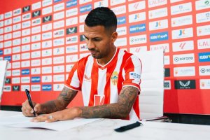 Jonathan Viera firmando su contrato en la sala de prensa del Mediterráneo.