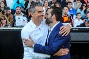 Garitano saludando a Baraja en el partido del pasado sábado en Mestalla.