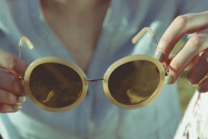 Gafas de sol con protección ante los rayos UVA y UVB.