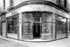Calzados Garach en agosto de 1952. El establecimiento estaba situado en la esquina de la calle de las Tiendas con Hernán Cortes. 