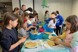 Los chicos y chicas preparan sus bocadillos.