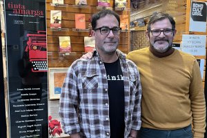 José Víctor Segura, que ha ideado, diseñado y montado la exposición, y Vicente Gómez, librero de El Faro de Recóndito.