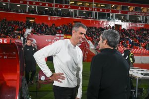 Gaizka Garitano saluda a Ernesto Valverde. 