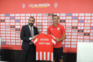 En el Almería cada uno mira hacia un lado.