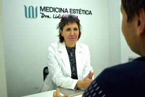 La Dra. Lidia Ojeda atiende a un paciente.