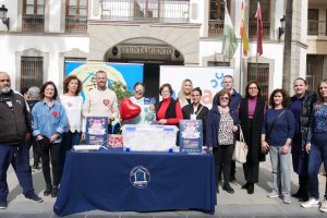 Representantes de los comerciantes, Ayuntamiento y algunos de los premiados.