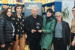 El autor Juan Gómez Alcaide con parte del equipo de gobierno del ayuntamiento de Vícar.