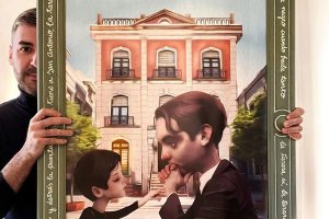 El artista Antonio Lorente con una de sus obras en las que aparece García Lorca delante de la casona en la que vivió el poeta en 1908.