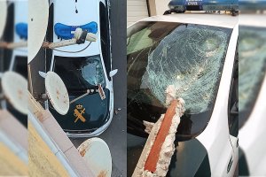 Imagen de los daños materiales del coche de la Guardia Civil ayer en el barrio de las 200 Viviendas en Roquetas de Mar.