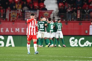 Adri Embarba quiere aportar al Almería dentro y fuera del campo.