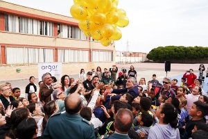 Suelta de globos en el CEIP El Puche.