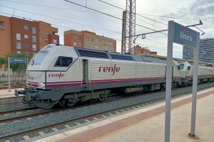 Después de repostar, las locomotoras esperan un nuevo servicio al día siguiente.