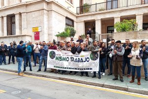 Concentración de policías y guardias civiles esta mañana en la subdelegación del Gobierno en Almería.