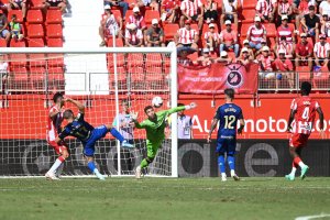 En la primera vuelta la locura se apoderó del partido. Del 3-0 rojiblanco al descanso al 3-3 final.