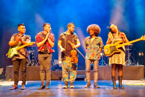 Los músicos saludan al público al finalizar el concierto.